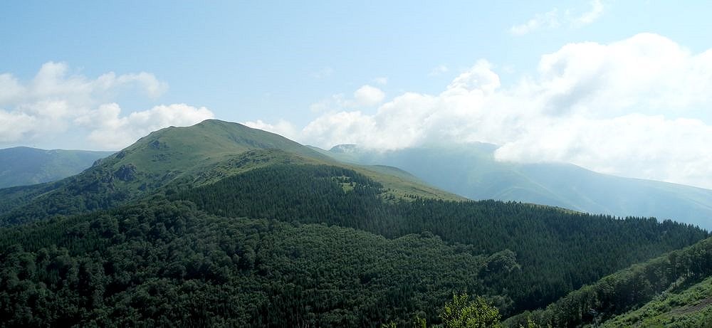 Blick über den Aufstiegsweg zum Midschur. Der eigentliche Gipfel ist mittig in Wolken verborgen. Midschur
